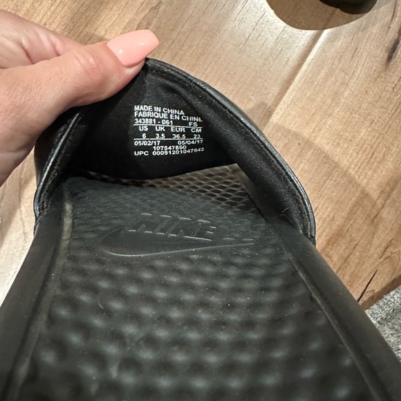 Pink and black slides - Picture 6 of 8